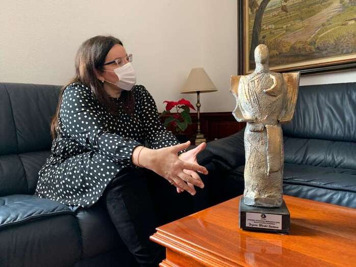 La docente junto al premio recibido, hoy en las Casas Consistoriales de San Juan/TA.